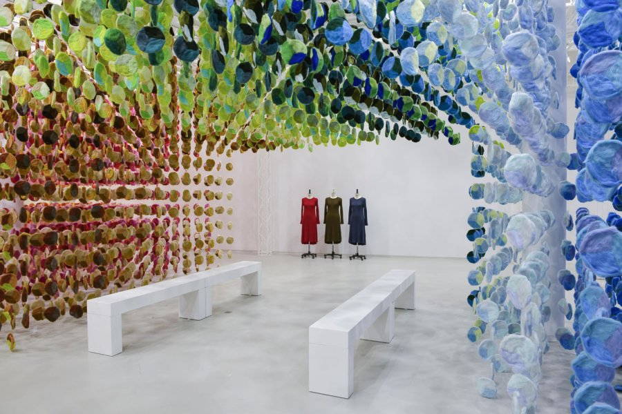 installazione artistica di emmanuelle moureaux uniqlo colors knit