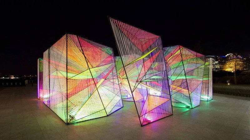 installazione artistica di prismatic modern art