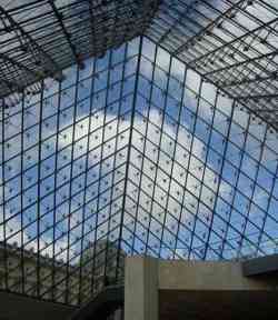 Parigi - Interno della Piramide del Louvre